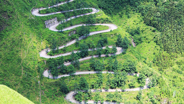 A 24 switchbacks Road in Qinglong